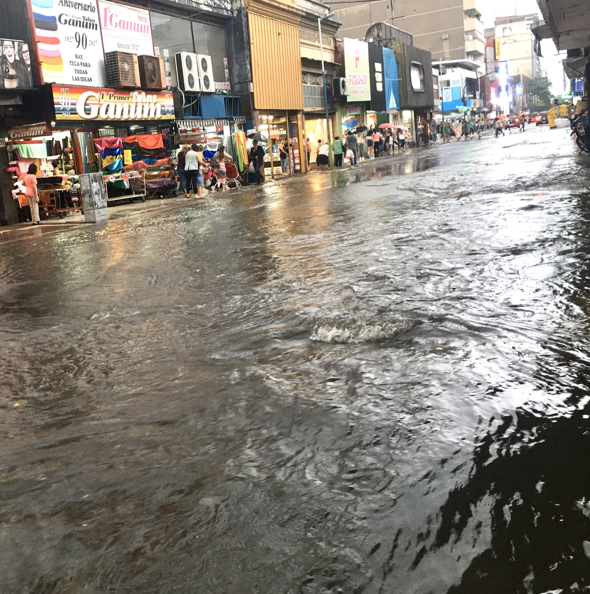 Vídeos y fotos calles anegadas en la ciudad y granizo en puntos de la