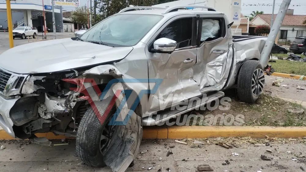 Un camión una camioneta y una moto chocaron en cadena en la ruta